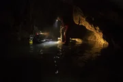 Mit einem Action-Guide kann man einen spannenden Tauchgang in einer Höhle unternehmen