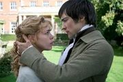 Fanny Price (Billie Piper) ist in ihren Cousin und Jugendfreund Edmund (Blake Ritson) verliebt. Dieser hat zu Fannys Leidwesen jedoch ein Auge auf eine andere geworfen ?