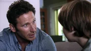 Jacob (Mark Feuerstein, li.) hat Mikey (Christian Michael Cooper) in seiner Gewalt..