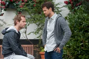 Erik (Niels Bruno Schmidt, l.) und Jan (Wayne Carpendale, r.) haben es momentan nicht leicht: Während Erik mit seiner Freundin Anja immer wieder wegen ihres eifersüchtigen Ex-Freundes Peer in Streit gerät, wird Jan weiterhin von Maren abgewiesen und weiß nicht, wie er ihr Vertrauen zurückgewinnen kann.