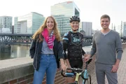 Die "X:enius"-Moderatoren Caro und Gunnar mit Johanna Jahnke (Mi.) am Stadtdeich in Hamburg