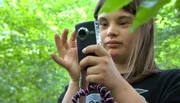 Sophie 2015: Erste Dreharbeiten mit der eigenen HD-Kamera in einem Wäldchen, in dem sie als Kind gespielt hat. "Ich mach bei deinem Film nur mit, wenn ich selber drehen darf", hatte sie selbstbewusst zu Annette Wagner gesagt.