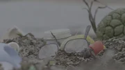 Ein Einsiedlerkrebs macht sich die Umweltverschmutzung zunutze und zieht in einen Flaschenverschluss.