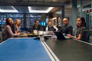 (v.l.n.r.) Danny James (Jaime Lee Kirchner); Marissa Morgan (Geneva Carr); Dr. Jason Bull (Michael Weatherly); Benny Colón (Freddy Rodriguez); Chunk Palmer (Chris Jackson); Cable McCrory (Annabelle Attanasio)