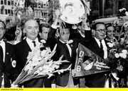hr-fernsehen EINE DIVA WIRD 100 Teil 1, 100 Jahre Fußball Eintracht Frankfurt, Zweiteilige Sendereihe von Wolfgang Avenarius, am Montag (20.08.12) um 22:45 Uhr.
1959 - Ein Höhepunkt in der Vereinsgeschichte: Eintracht Frankfurt ist Deutscher Fußballmeister geworden. Im Endspiel wurde Lokalrivale Kickers Offenvach mit 5:3 nach Verlängerung geschlagen. Alfred Pfaff, Spielführer der Mannschaft, hält die Meisterschale hoch. Links daneben Rudi Gramlich, der damalige Präsident der Eintracht.