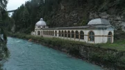 Claudia Vontobel und Sabina Streiter in der historischen Trinkhalle in Tarasp (Unterengadin)