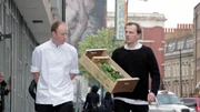 James Lowe (re.) kommt mit einem seiner Angestellten mit frischen Kräutern vom Londoner "City Garden" zurück.