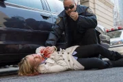 Während Detective Amanda Rollins (Kelli Giddish) zwei Täter zu einem Polizeiwagen begleitet, wird sie von einem unbekannten Scharfschützen angeschossen. Fin (Ice-T) bringt seine schwerverletzte Kollegin ins Krankenhaus.