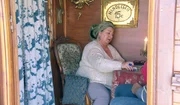 "Madame Odessa", als Wahrsagerin eine Institution auf dem Volksfest. Sie entstammt der Artistendynastie Traber.