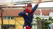 Montagearbeiter Steven baut mit seinen Kollegen Fertighäuser auf