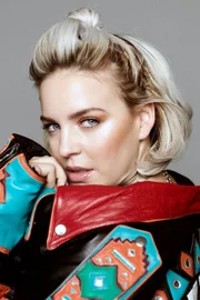 Sie tourt mit Ed Sheeran, feiert Hits mit Sean Paul und kommentiert die britische Popszene für United Kingdom of Pop auf ARTE: Anne-Marie.