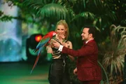 Michelle Hunziker (l.) ist hin und weg: Alessio Fochesatos (r.) Ara "Havanna" schenkt ihr eine Rose. Erobert er Michelles Herz und sichert somit einen Platz im Finale?