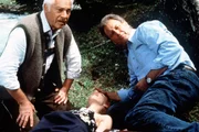 Pankraz (Walther Reyer, l.) und Thomas (Gerhart Lippert) retten Stella (Theresa Hübchen) das Leben.