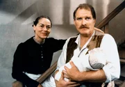 Das Oekonomenehepaar Simon und Genoveva Kornreuther (Bernd Helfrich, Sabina Trooger) mit ihrem siebten Kind, zur Ueberraschung des Vaters kein "Bua"...