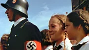 Begeisterte Kinder am Tag der Deutschen Kunst in München im Jahr 1937.