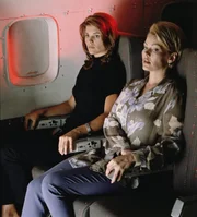 Dr. Linda McCoy (Lori Loughlin,r.) und die Ex-Frau des verrücken Atomphysikers, Vivian Henry (Gail O'Grady) haben ein Problem. Mit an Bord ist eine Atombombe die von Vivians Ex-Mann an ihren Herzschrittmacher gekoppelt ist.
