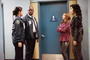 V.l.: Amy Santiago (Melissa Fumero), Captain Ray Holt (Andre Braugher), Gina (Chelsea Peretti), Rosa Diaz (Stephanie Beatriz)