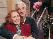 Max (Leslie Nielson, r.) fasst sich ein Herz und macht Mona (Katherine Helmond, l.) einen Heiratsantrag.