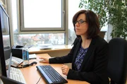 Denise D. an ihrem Arbeitsplatz an der Uni Dresden.