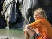 Nat beim Klettern am Wasserfall