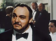 Der Grossindustrielle Quillan Gornt (John Rhys-Davis), der schSrfste Rivale von Ian Dunross (Pierce Brosnan). Ê Ê