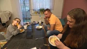 Ricardo (Mi.) und Stefanie essen zusammen mit Felix.