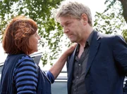 Sie redet ihm ins Gewissen: Polly Hemingway als Gertrude, Kenneth Branagh als Kurt Wallander (Copyright SRF/Degeto Film)