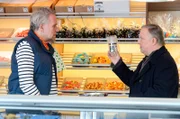 Ist dieses Lakritz tödlich? Cornelius Bellekom (Ronald Top, l) muss sich an seinem Marktstand den Fragen von Kommissar Frank Thiel (Axel Prahl, r) stellen.