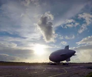 The Cloud Lab Luftschiff bei Sonnenaufgang am Tag des Starts, Space Coast, Florida