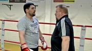 Sebastian (li.) trainiert mit dem ehemaligen Profiboxer Achim John