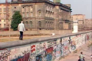 Das Jahr 1986 – in Ost-Berlin kommt der sowjetische Staatschef Michail Gorbatschow zu Besuch, in West-Berlin wird ein Bombenanschlag auf die Diskothek „La Belle“ verübt und auf beiden Seiten der Mauer hat man Angst vor Atomwolke aus Tschernobyl. Eine Berlin-Chronik der Superlative: 40 Folgen, von 1961, dem Jahr des Mauerbaus, bis zum neuen Jahrtausend 1999, zehn Jahre nach dem Mauerfall. - Der Amerikaner John Runnings balanciert auf der Berliner Mauer am Potsdamer Platz. Das Jahr 1986 – in Ost-Berlin kommt der sowjetische Staatschef Michail Gorbatschow zu Besuch, in West-Berlin wird ein Bombenanschlag auf die Diskothek „La Belle“ verübt und auf beiden Seiten der Mauer hat man Angst vor Atomwolke aus Tschernobyl. Eine Berlin-Chronik der Superlative: 40 Folgen, von 1961, dem Jahr des Mauerbaus, bis zum neuen Jahrtausend 1999, zehn Jahre nach dem Mauerfall. - Der Amerikaner John Runnings balanciert auf der Berliner Mauer am Potsdamer Platz.