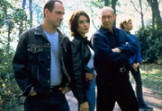 Detective Elliot Stabler (Christopher Meloni, l.), Detective Olivia Benson (Mariska Hargitay, 2.v.l.), Captain Donald Cragen (Dann Florek) und Detective Monique Jeffries (Michelle Hurd) suchen den Mörder einer Staatsanwältin, die tot im Central Park gefunden wurde.