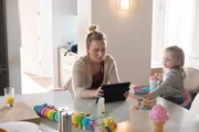 On the left: Hayden Panettiere as Juliette Barnes.