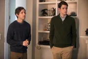 On left: Richard Hendricks (Thomas Middleditch) and on right Donald 'Jared' Dunn (Zach Woods)