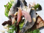 Gebratener Romanasalat mit Sardinen.