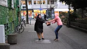In ihrer Not, wieder Geld auftreiben zu müssen und aus Angst vor der Gang, wird Olivia nun selbst gewalttätig und überfällt eine alte Frau.