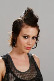 Zu unserer Welt existiert eine Parallelwelt, in der die Guten böse und die Bösen gut sind - Phoebe (Alyssa Milano) begibt sich dorthin ...