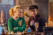 Juna (Claire Wegener ) und Hugo (Yuri Gayed) machen sich auf eine abenteuerliche Reise in der Werkstatt von Thomas Alva Edison.