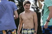 Alex freut sich auf einen schönen Schwimmbad-Tag. Doch leider geht mal wieder alles schief.