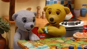 Vicki (l.) darf heute bei Benedikt übernachten. Zunächst spielen sie Puzzle.