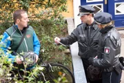 Im Ruderclub befragen Melanie (Sanna Englund, r.) und Mattes (Matthias Schloo, M.) Andreas Wiegand (Oliver Broumis, l.), der ein angespanntes Verhältnis zum Opfer hatte.