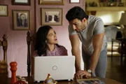 Jane Villanueva (Gina Rodriguez, l.); Rafael Solano (Justin Baldoni, r.)