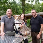 Hobby-Filmer Wilhelm Nessen (l.), Trickdog-Trainerin Jana Dahlems und Tierpfleger Sven Goldenstein treffen aufeinander.