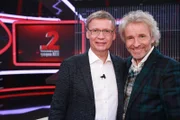 Wer ist schlauer? Das Team Günther Jauch (l.) und Thomas Gottschalk oder 500 motivierte Kandidaten im Studio? Sind die beiden Show-Giganten schlagfertig genug, um sich gegen die Herausforderer aus dem Studiopublikum durchzusetzen?