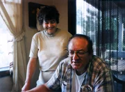 Als ihre Tochter eine gleichgeschlechtliche Beziehung eingeht, brechen Barbara (l.) und Gary (r.) Loesch die Beziehung ab. Doch als der Vater auf brutalste Weise umgebracht wird, sucht Tina wieder den Kontakt mit ihrer Mutter - kurze Zeit später stirbt auch diese. War das wirklich ein Zufall?