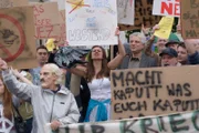 Angelina Winkler (Victoria Sordo) hat Hauptkommissar Leitmayr (Udo Wachtveitl) überredet, an einer Demo gegen die Verschandelung des Westends teilzunehmen.