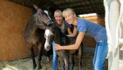 Kati und Rike van der Weerd mit Fohlen.