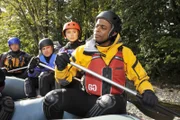 Gus (Dulé Hill, vorne) und Shawn (James Roday, 2.v.li.) lassen sich auf eine Rafting-Tour mit Rubys Freunden, unter ihnen die toughe Jessica (Stacy Keibler) ein, nicht ahnend, auf welches Abenteuer sie sich da eingelassen haben...