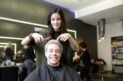Friseurin Dani hat Tobi die Haare grau gefärbt. Zum Glück geht die Farbe beim Waschen wieder raus.