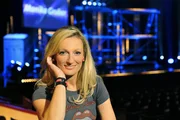 Monika Gruber ist eine der besten und erfolgreichsten Kabarettistinnen der Nation. Mit ihrem bayerischen Charme gibt sie die perfekte Verführerin, ihr messerscharfer Witz trifft zielsicher ins Schwarze und ihre angriffslustige Direktheit ist geradezu legendär. In ihrem neuen Programm "Wenn ned jetzt, wann dann?" kehrt Monika Gruber im wahrsten Sinne des Wortes vor der eigenen Haustür.